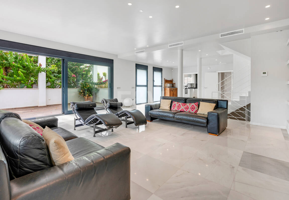 Sal a la arena: Villa contemporánea frente al mar