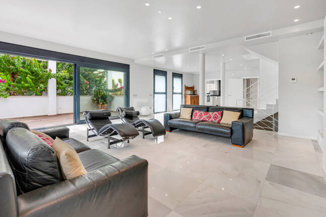 Sal a la arena: Villa contemporánea frente al mar