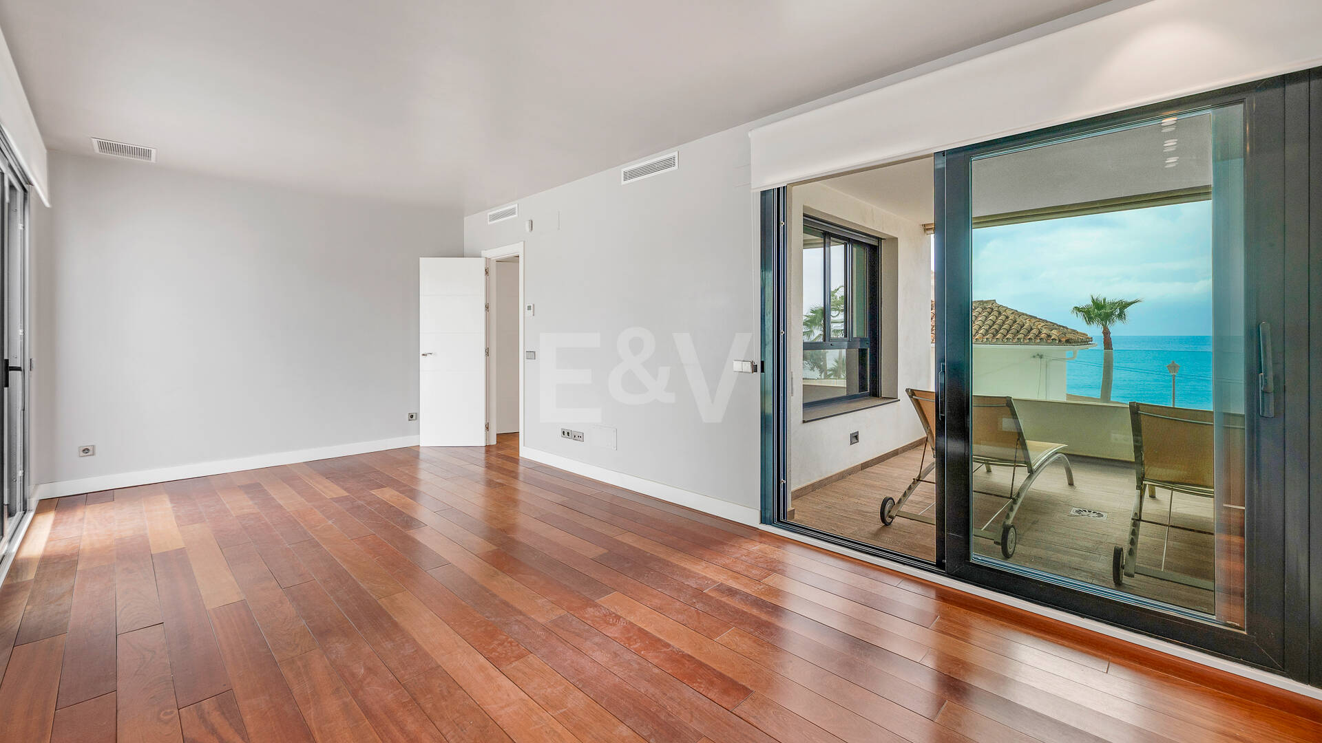 Sal a la arena: Villa contemporánea frente al mar