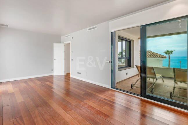 Sal a la arena: Villa contemporánea frente al mar