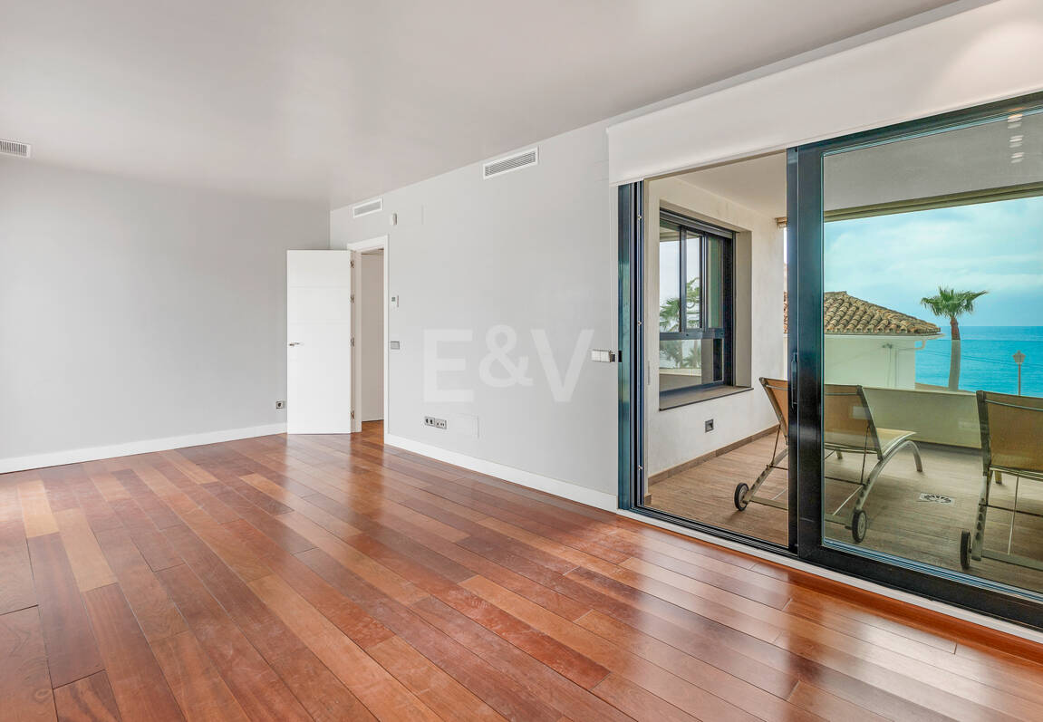 Sal a la arena: Villa contemporánea frente al mar