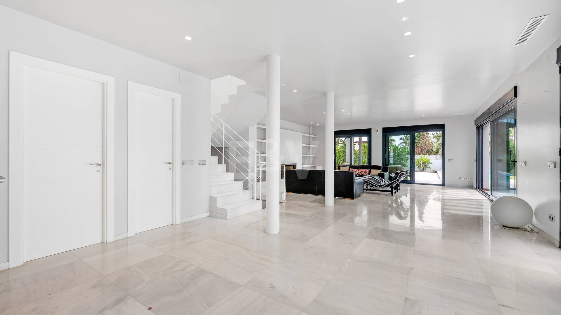 Sal a la arena: Villa contemporánea frente al mar