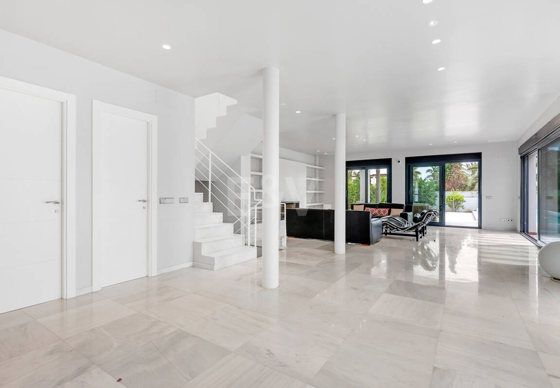 Sal a la arena: Villa contemporánea frente al mar