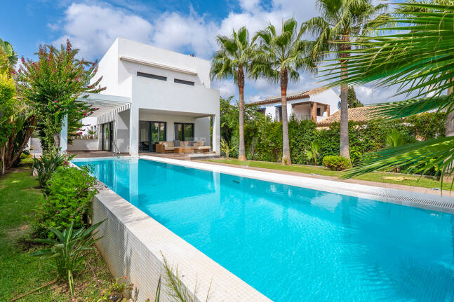 Sal a la arena: Villa contemporánea frente al mar