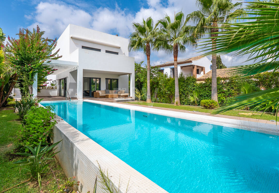 Sal a la arena: Villa contemporánea frente al mar