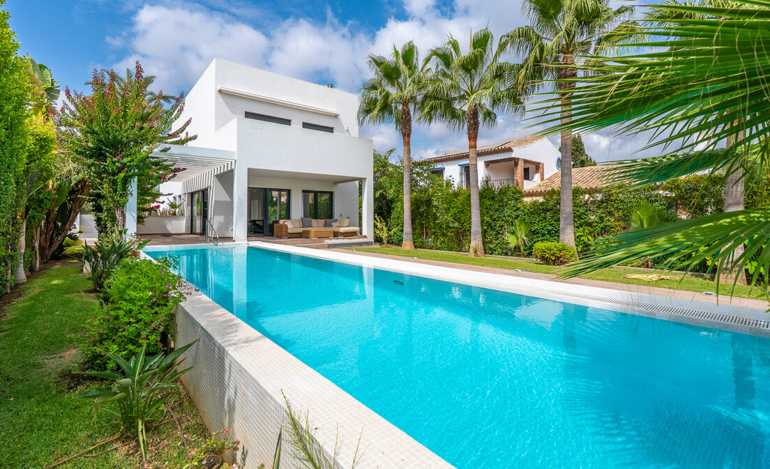 Beachfront Luxury 5-Bedroom Villa