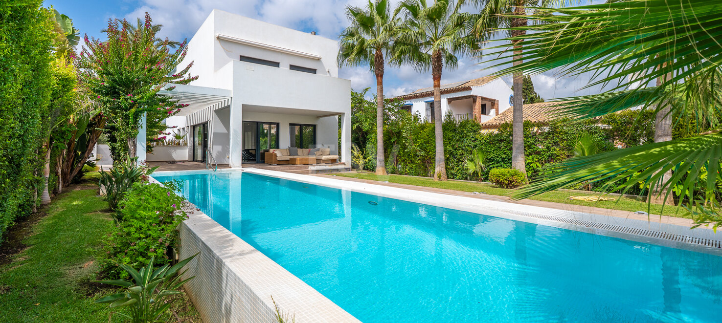 Beachfront Luxury 5-Bedroom Villa