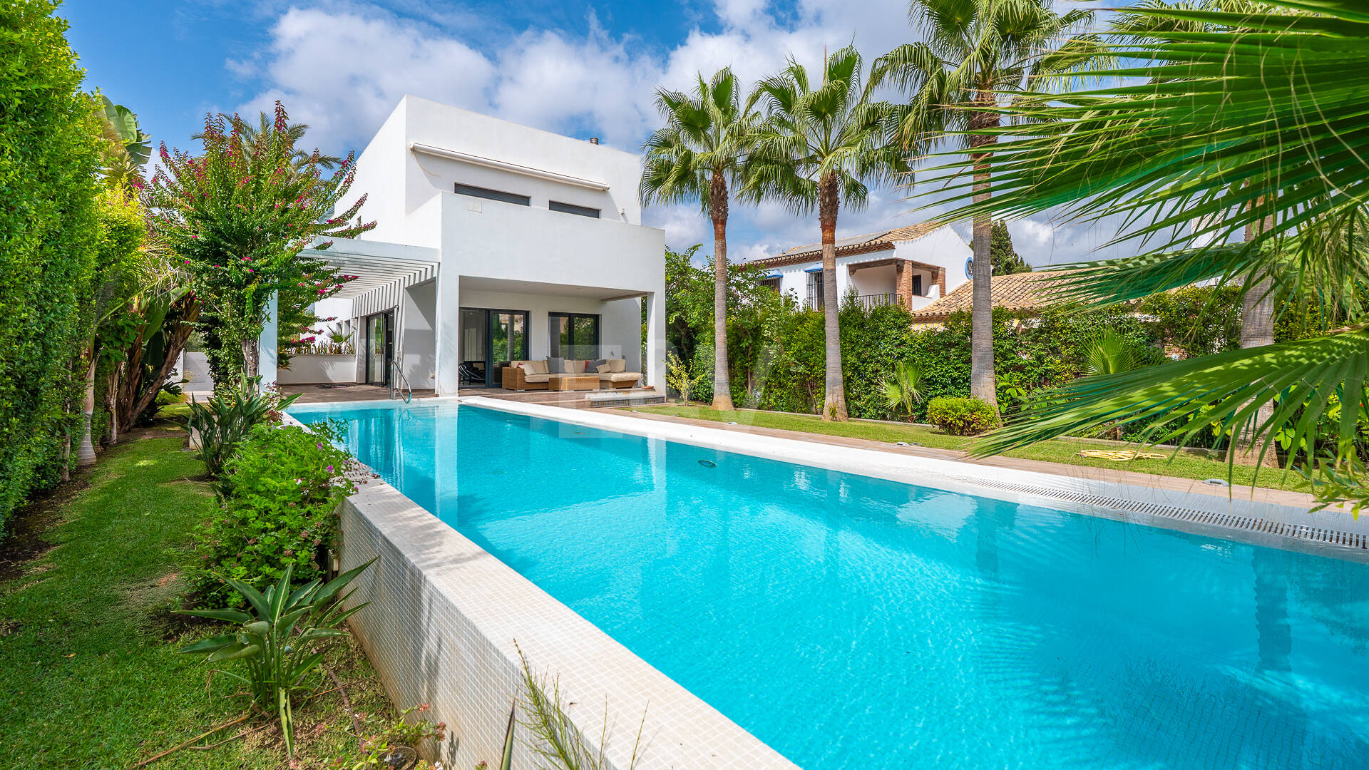 Sal a la arena: Villa contemporánea frente al mar