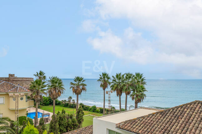 Sal a la arena: Villa contemporánea frente al mar