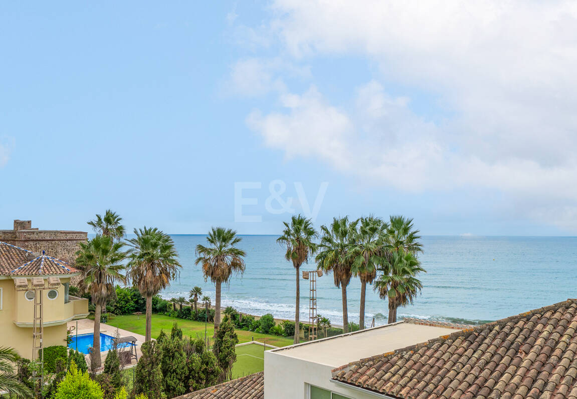 Sal a la arena: Villa contemporánea frente al mar