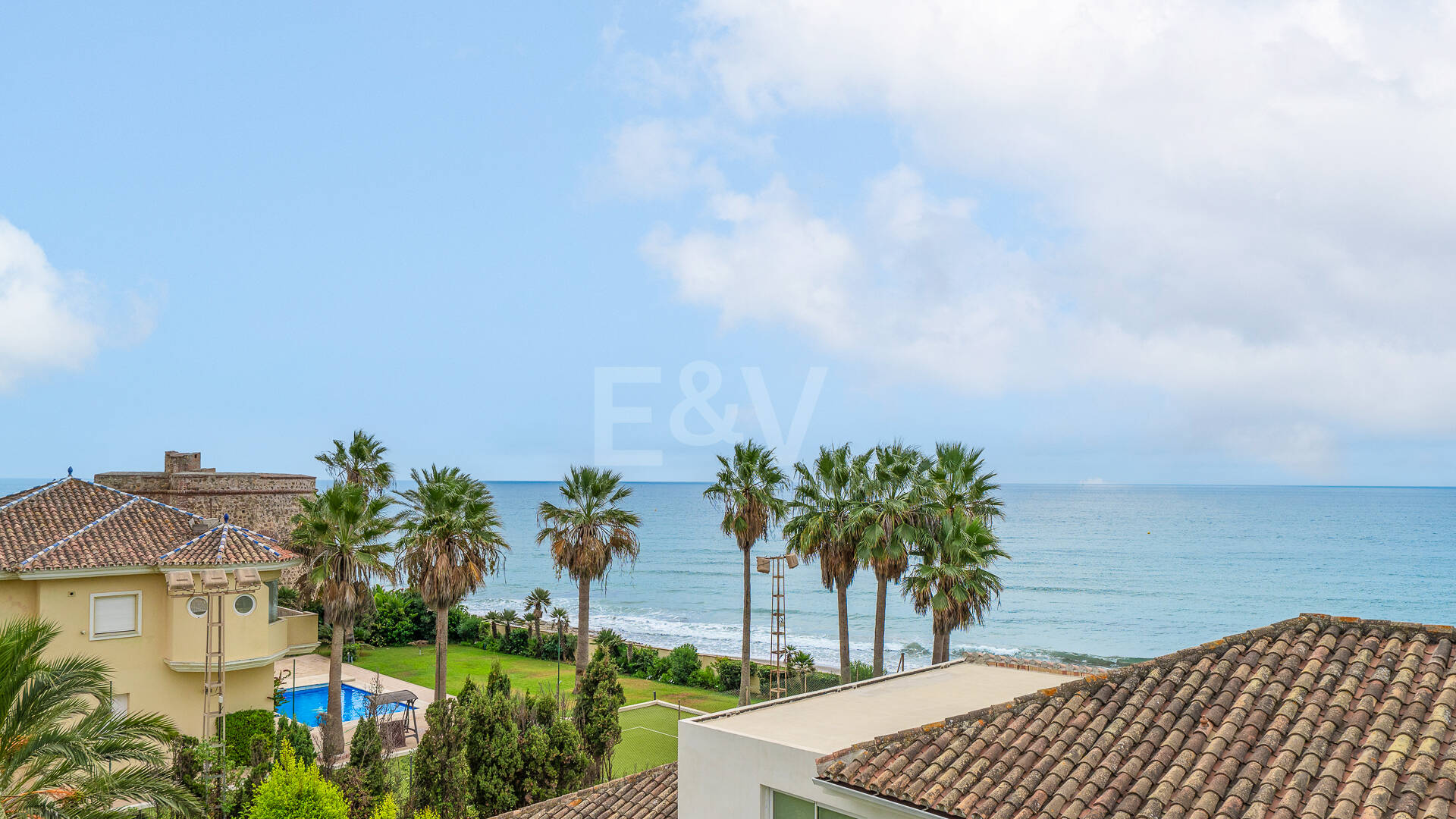 Sal a la arena: Villa contemporánea frente al mar