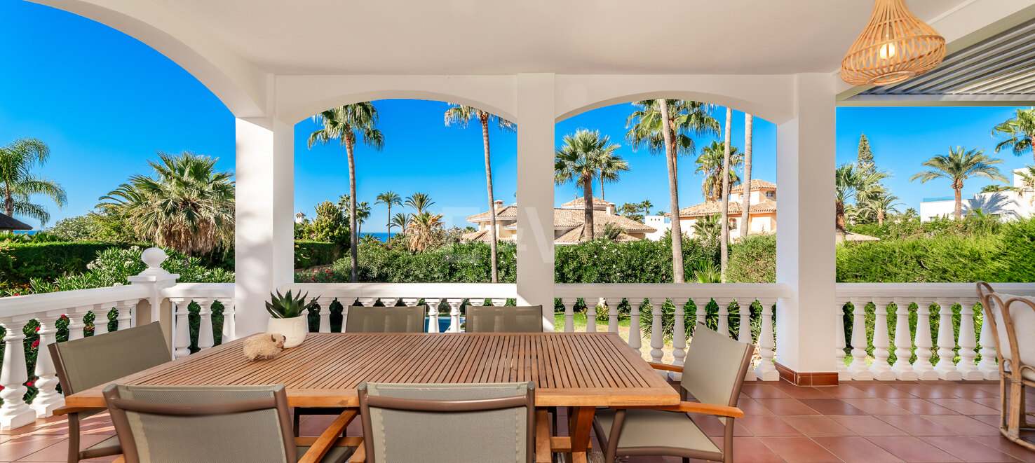 Elegant Family Villa Steg från stranden i Las Chapas Playa
