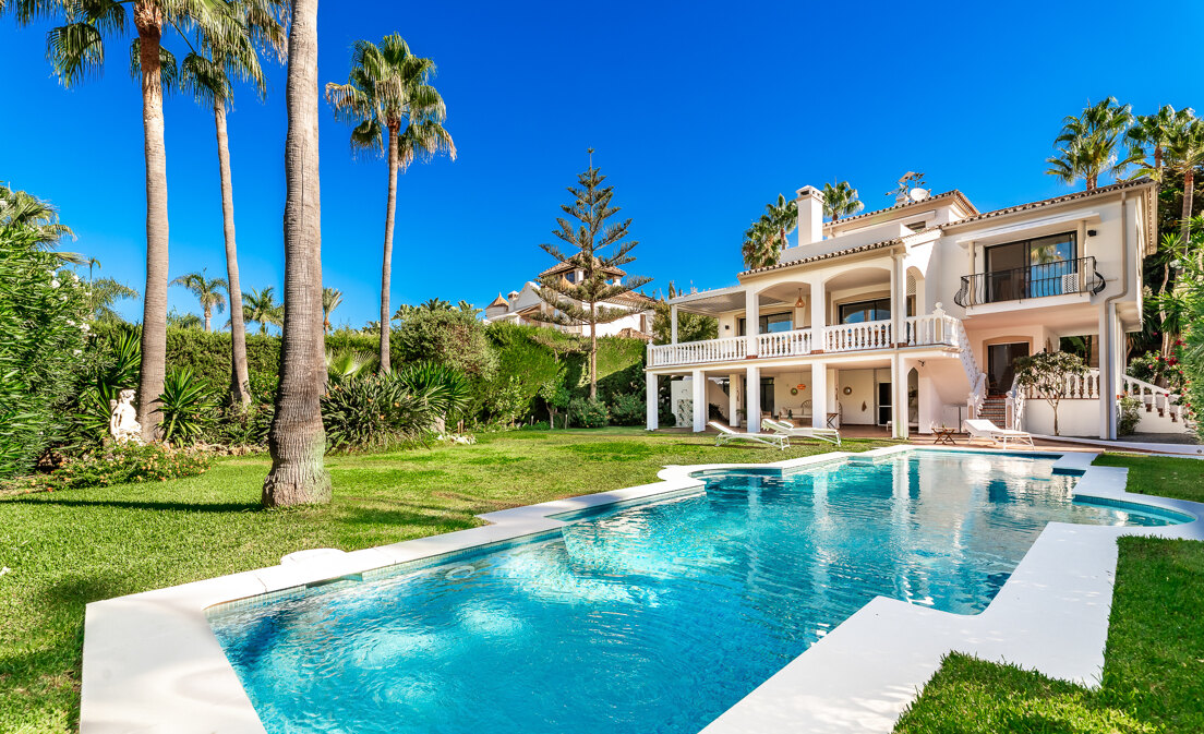 Elegante villa familiar a pocos pasos de la playa en Las Chapas Playa