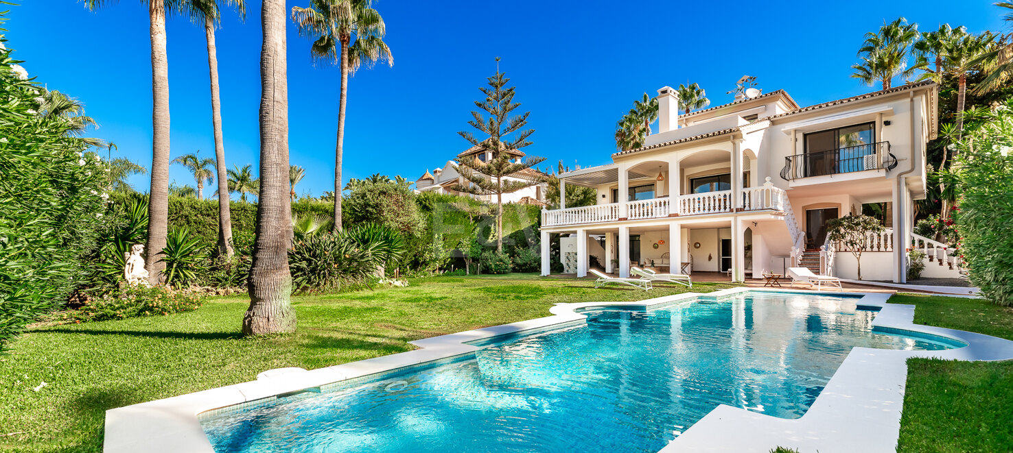 Elegant Family Villa Steg från stranden i Las Chapas Playa