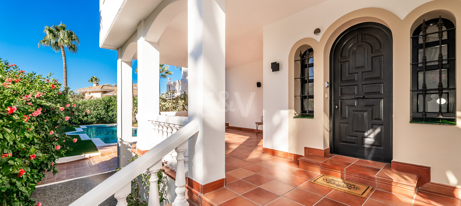 Elegant Family Villa Steg från stranden i Las Chapas Playa