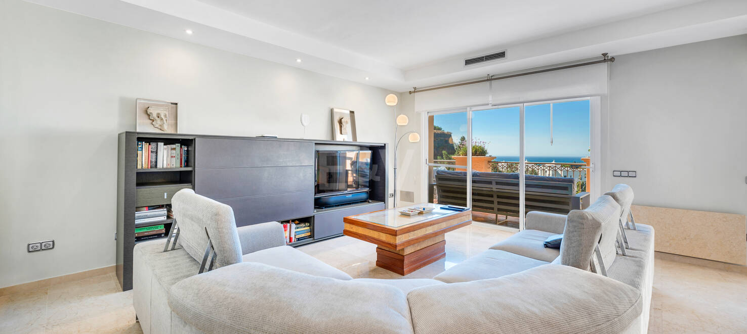 Exclusive 3-bedroom Penthouse-Duplex for Long-Term Rental in Altamirala Urbanization, Río Real