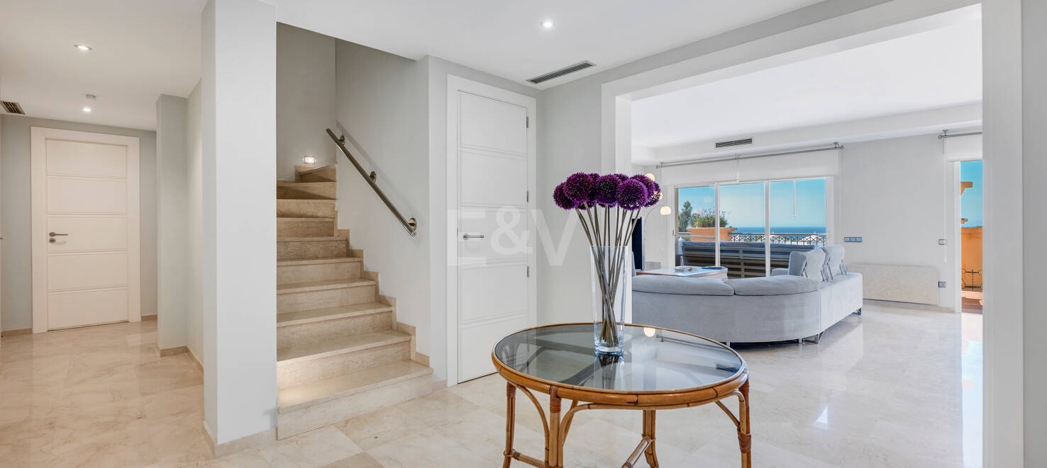 Exclusive 3-bedroom Penthouse-Duplex for Long-Term Rental in Altamirala Urbanization, Río Real