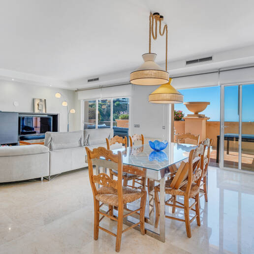 Exclusive 3-bedroom Penthouse-Duplex for Long-Term Rental in Altamirala Urbanization, Río Real
