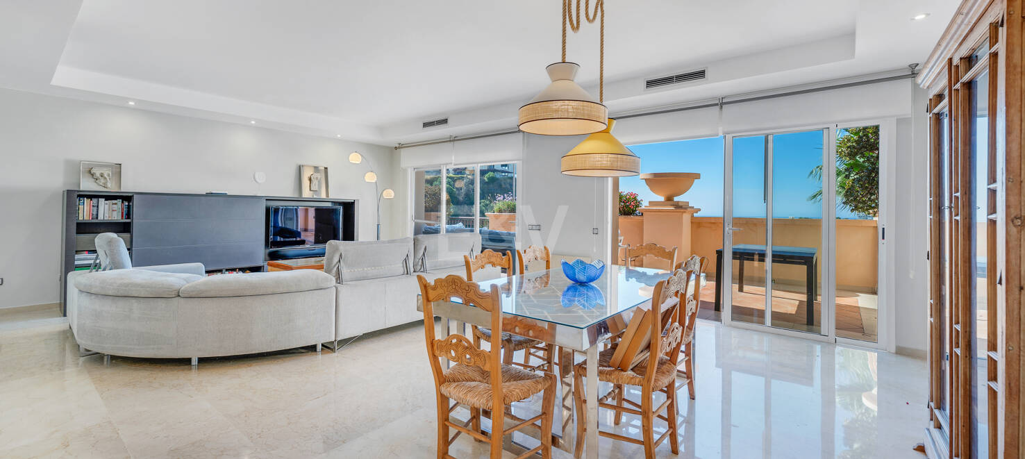 Exclusive 3-bedroom Penthouse-Duplex for Long-Term Rental in Altamirala Urbanization, Río Real