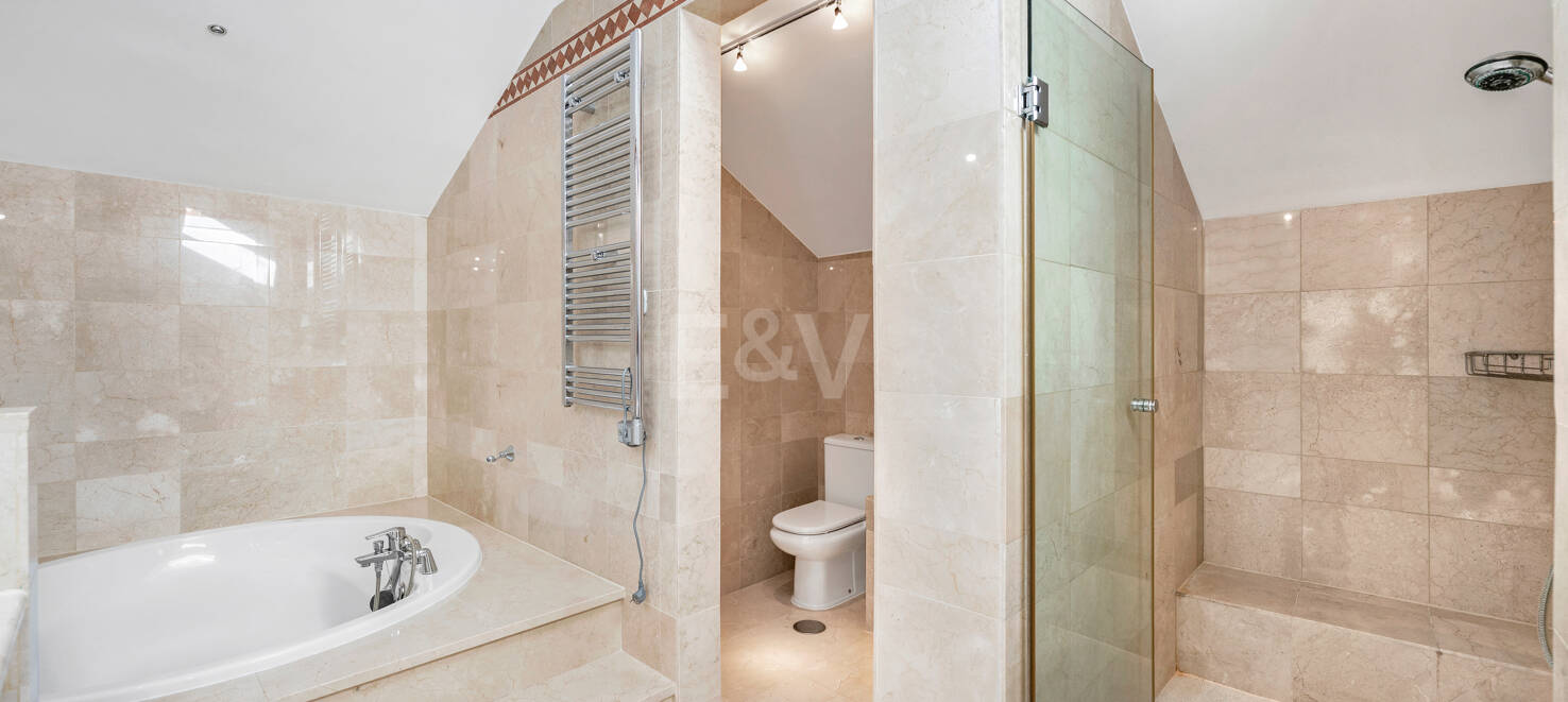 Exclusive 3-bedroom Penthouse-Duplex for Long-Term Rental in Altamirala Urbanization, Río Real