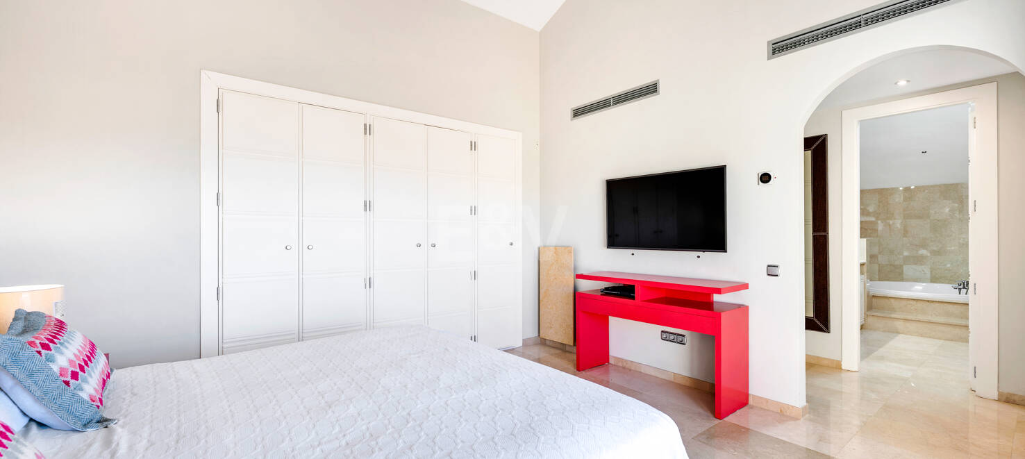 Exclusive 3-bedroom Penthouse-Duplex for Long-Term Rental in Altamirala Urbanization, Río Real