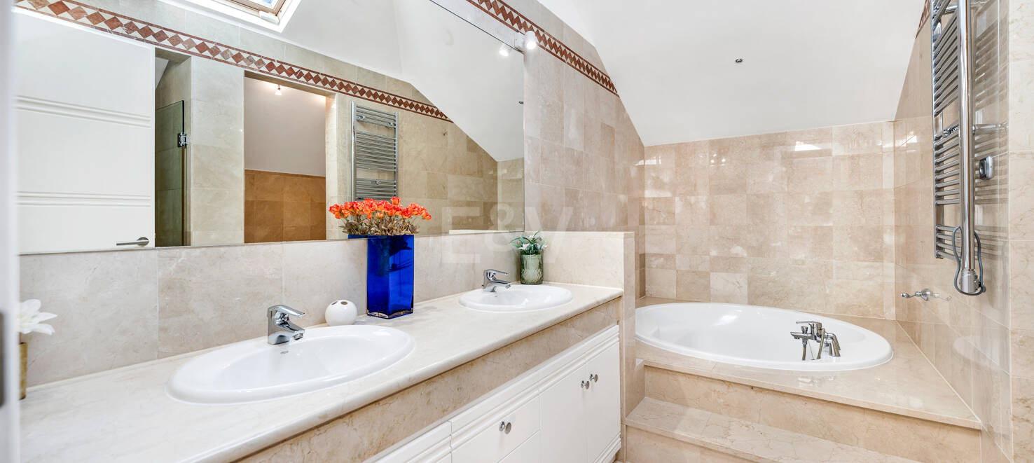 Exclusive 3-bedroom Penthouse-Duplex for Long-Term Rental in Altamirala Urbanization, Río Real