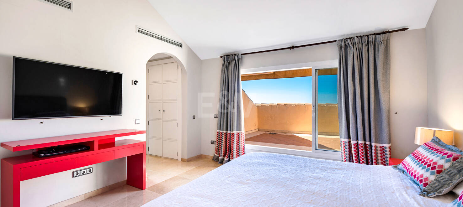 Exclusive 3-bedroom Penthouse-Duplex for Long-Term Rental in Altamirala Urbanization, Río Real