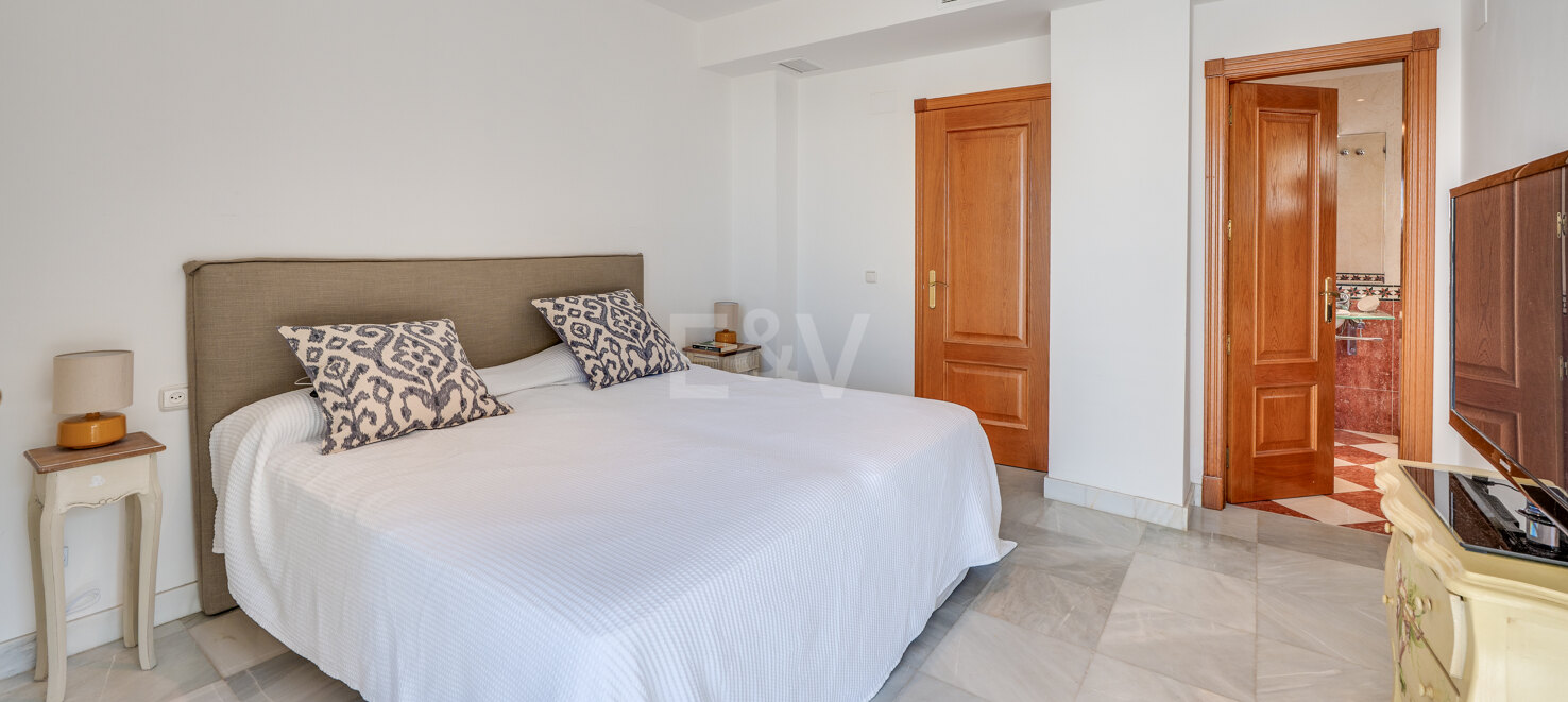 3-bedroom apartment with a large terrace for long-term rental in Aloha Mirasierra, Nueva Andalucia