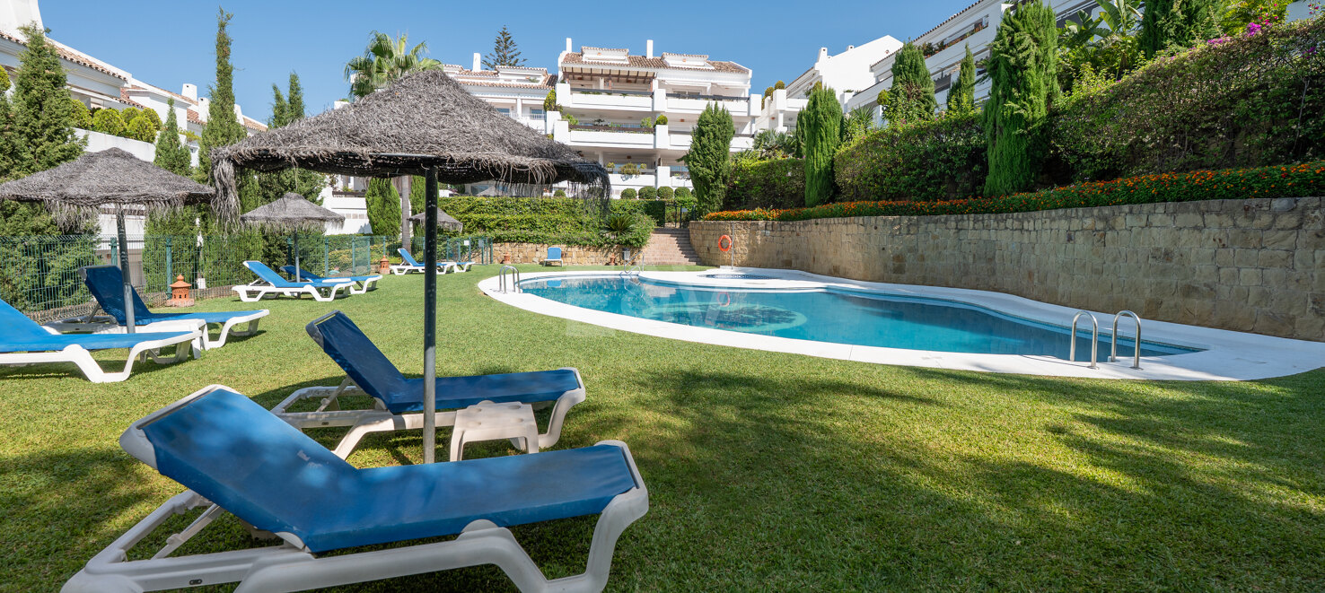 3-bedroom apartment with a large terrace for long-term rental in Aloha Mirasierra, Nueva Andalucia