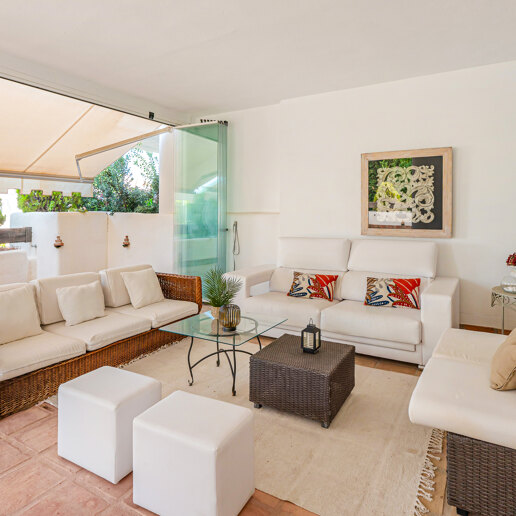 3-bedroom apartment with a large terrace for long-term rental in Aloha Mirasierra, Nueva Andalucia