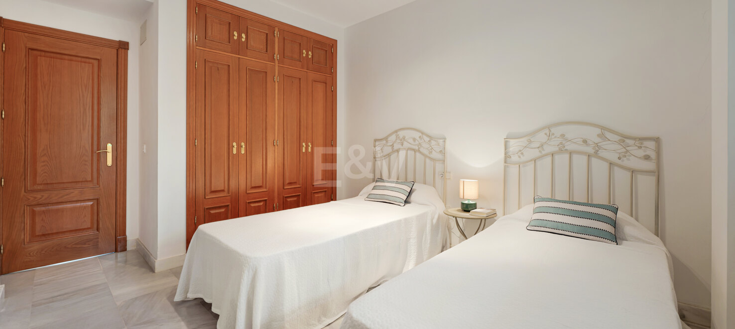 3-bedroom apartment with a large terrace for long-term rental in Aloha Mirasierra, Nueva Andalucia