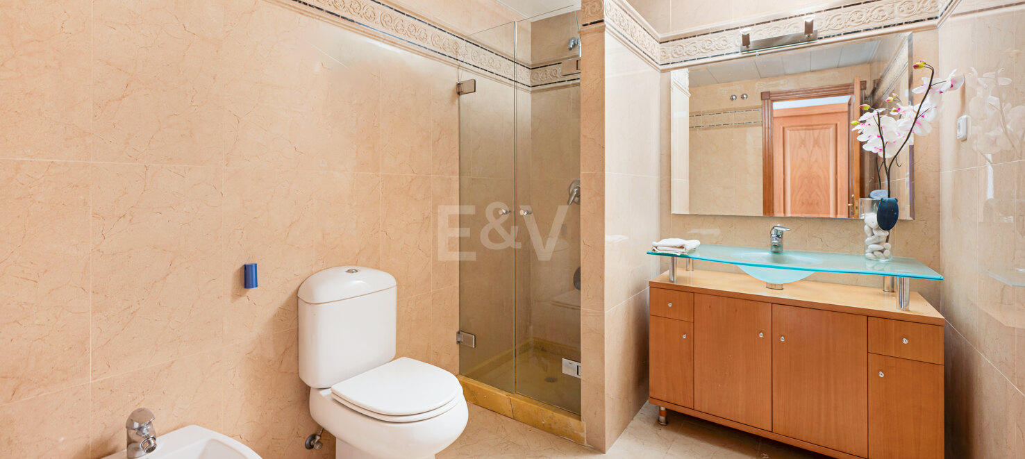 3-bedroom apartment with a large terrace for long-term rental in Aloha Mirasierra, Nueva Andalucia