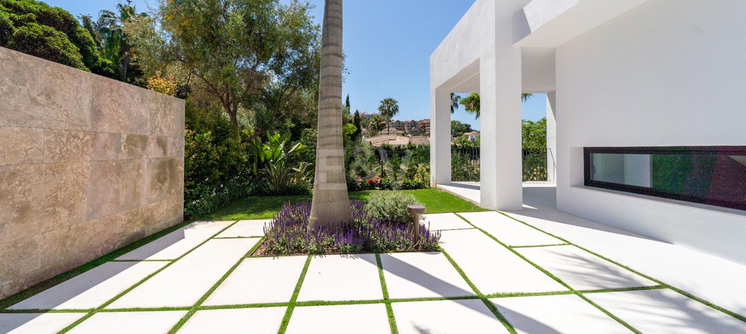 Außergewöhnliche moderne Villa in Los Naranjos, Nueva Andalucía