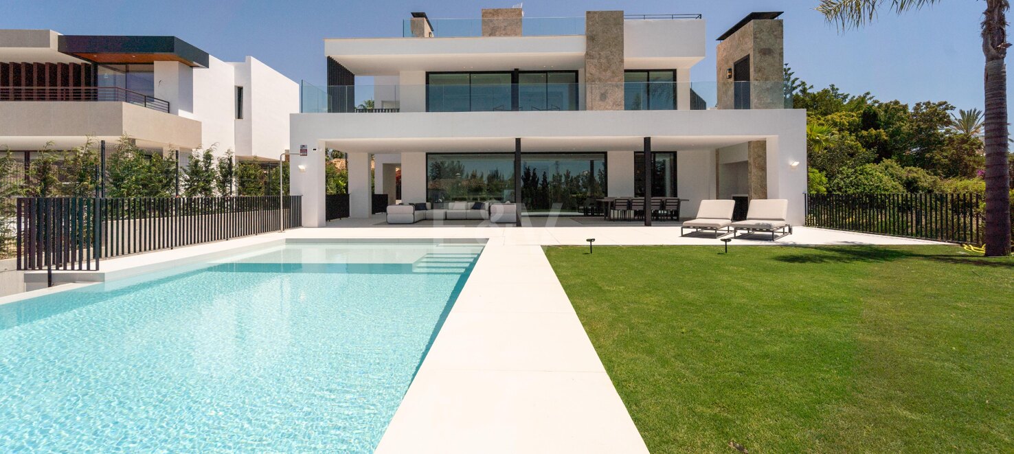 Außergewöhnliche moderne Villa in Los Naranjos, Nueva Andalucía