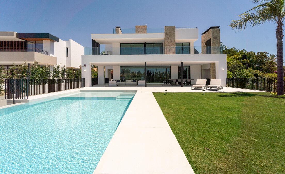 Außergewöhnliche moderne Villa in Los Naranjos, Nueva Andalucía