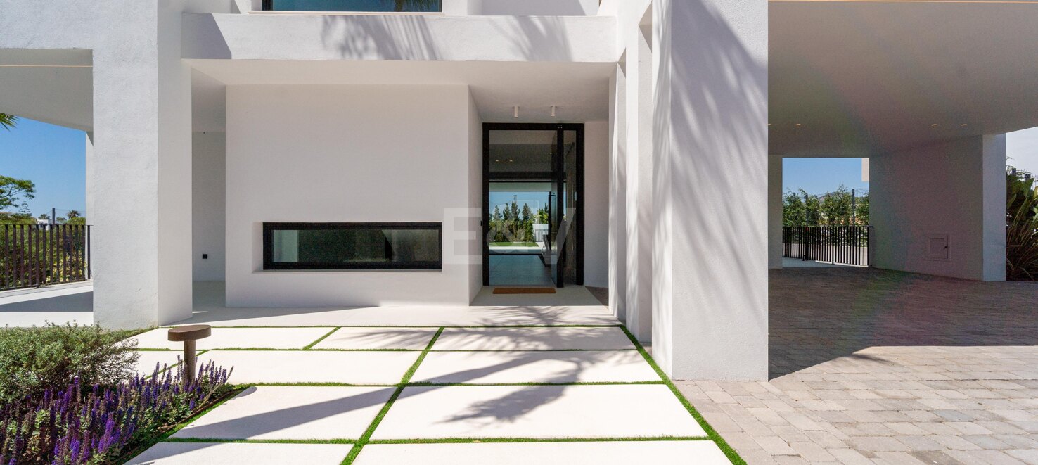 Außergewöhnliche moderne Villa in Los Naranjos, Nueva Andalucía