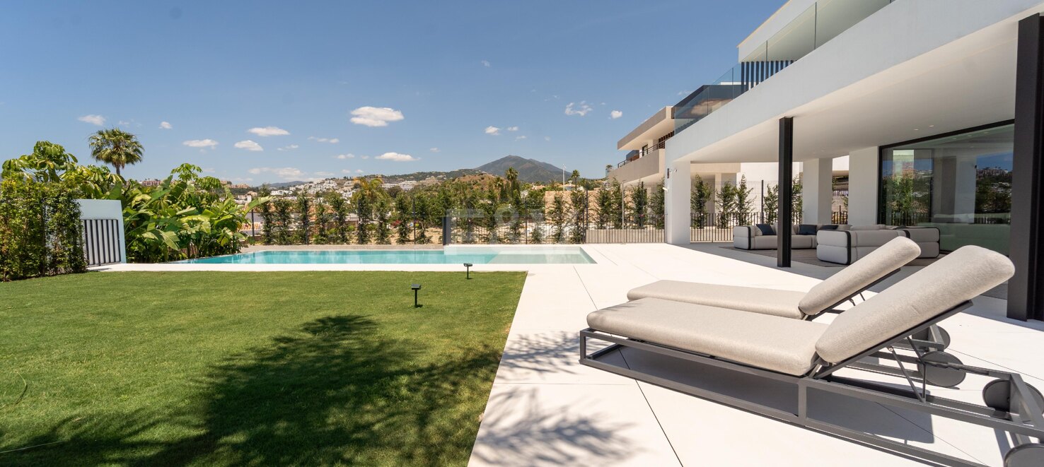Außergewöhnliche moderne Villa in Los Naranjos, Nueva Andalucía