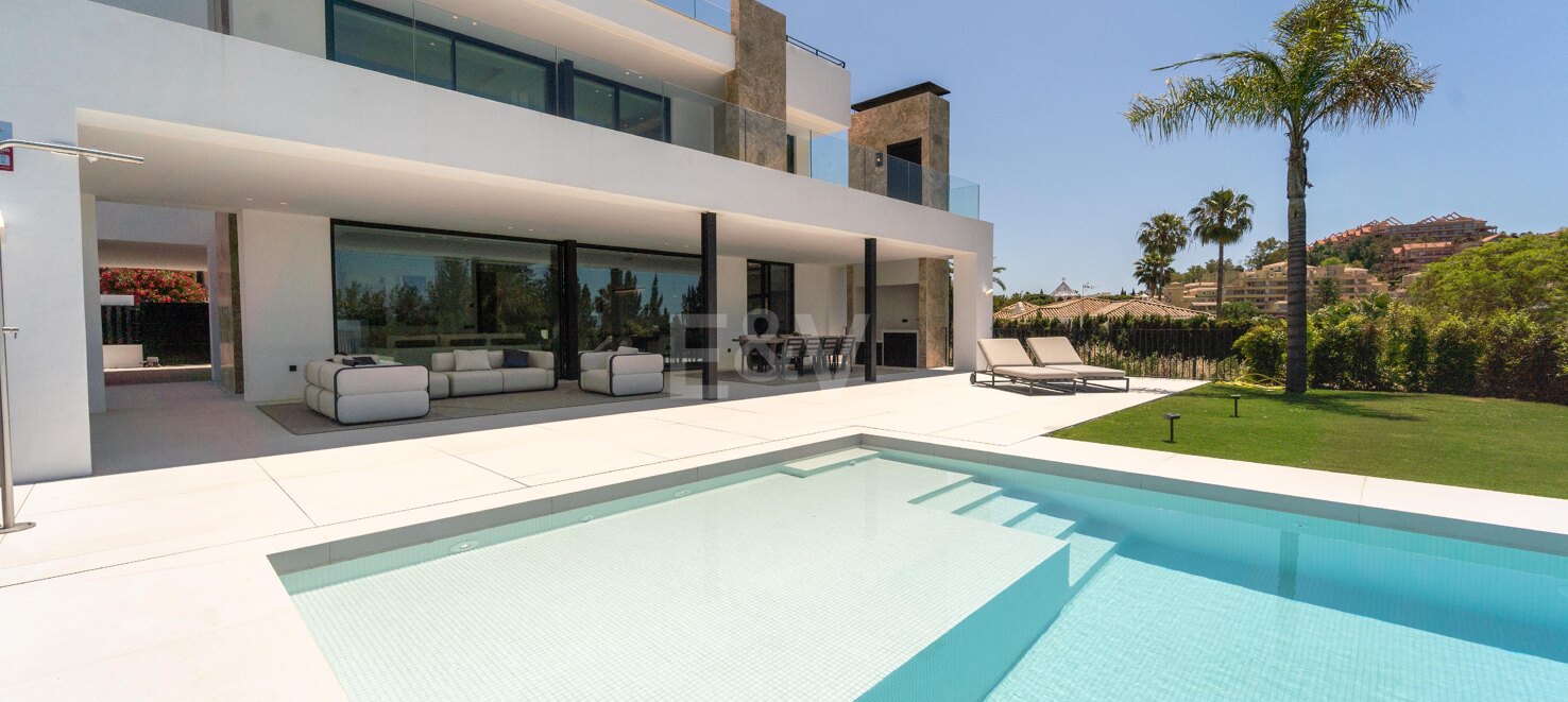 Außergewöhnliche moderne Villa in Los Naranjos, Nueva Andalucía