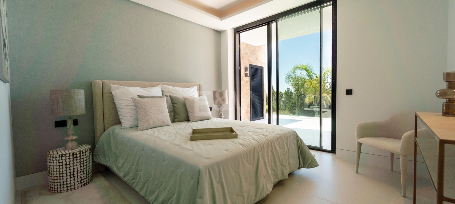 Außergewöhnliche moderne Villa in Los Naranjos, Nueva Andalucía