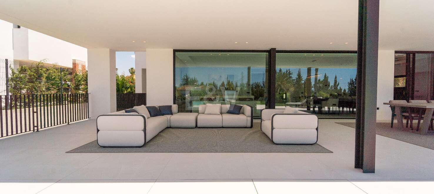 Außergewöhnliche moderne Villa in Los Naranjos, Nueva Andalucía