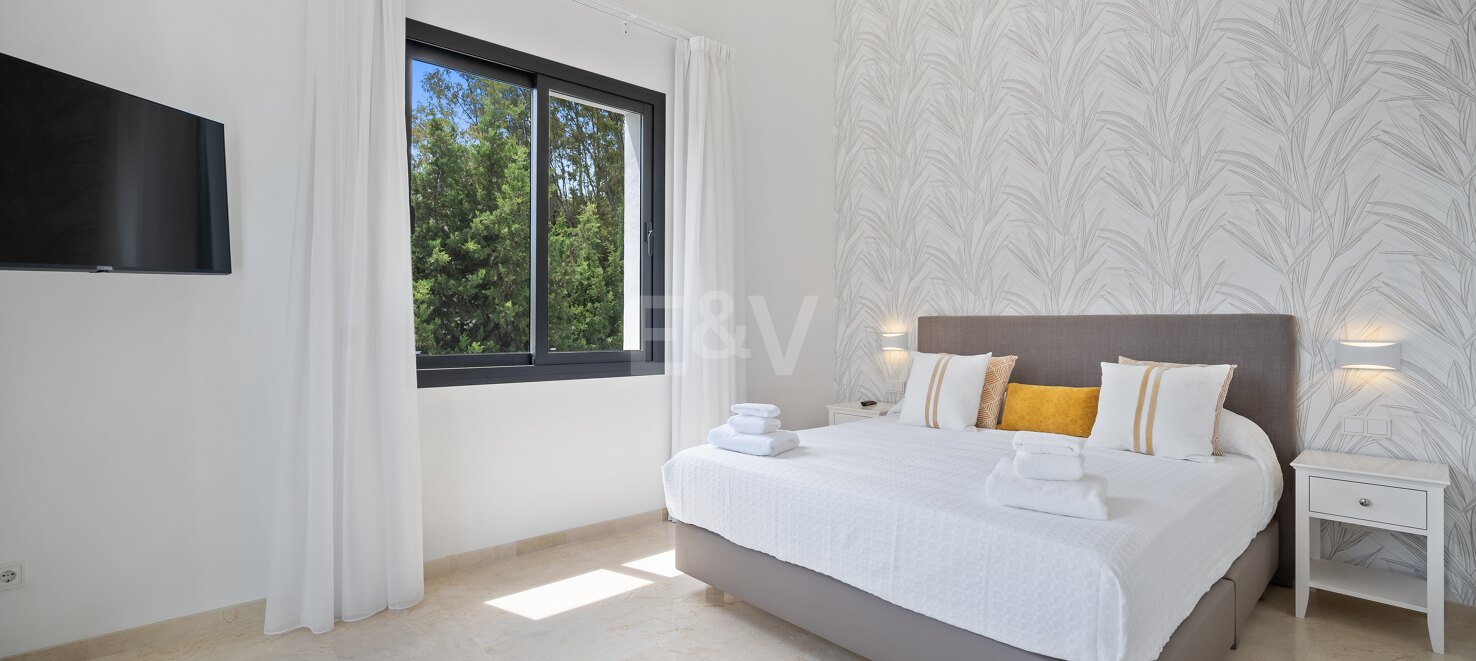 Exquisita villa de 5 dormitorios en suite en Nueva Andalucía disponible para alquiler de larga temporada