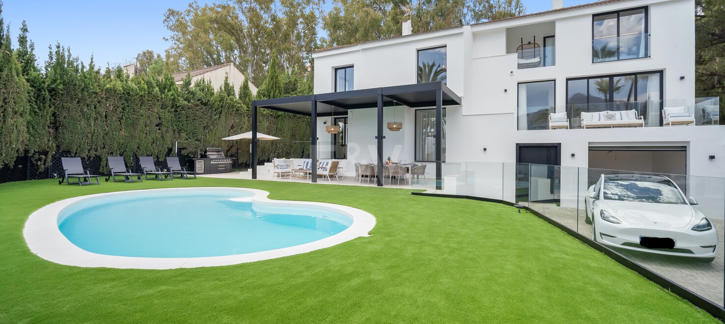 Exquisita villa de 5 dormitorios en suite en Nueva Andalucía disponible para alquiler de larga temporada