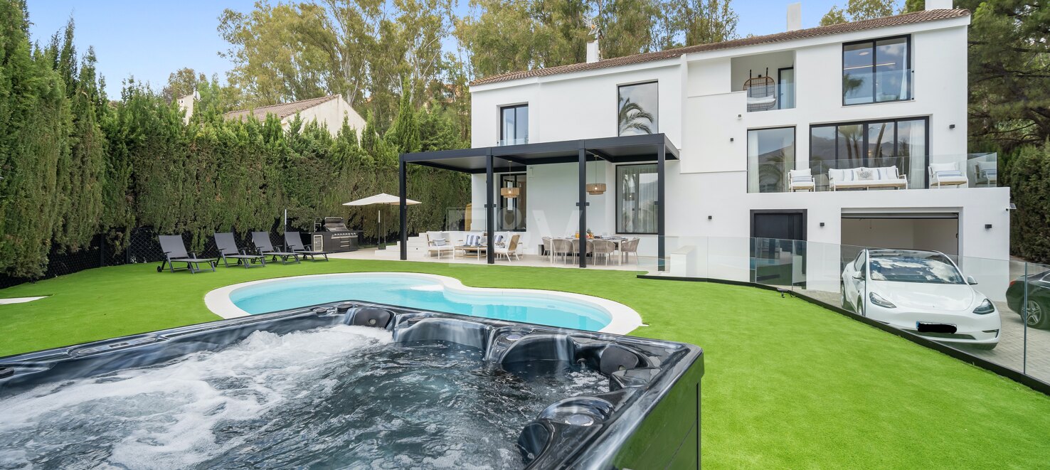 Exquisita villa de 5 dormitorios en suite en Nueva Andalucía disponible para alquiler de larga temporada