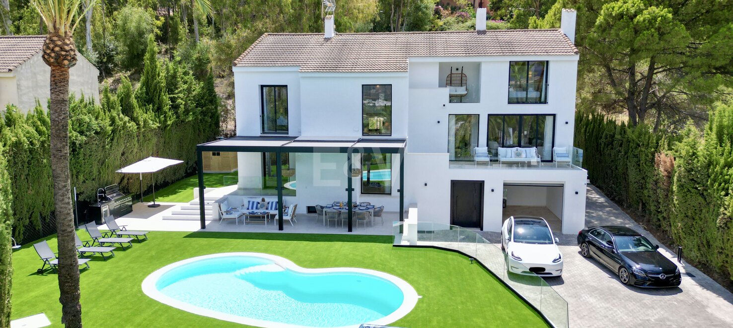 Exquisita villa de 5 dormitorios en suite en Nueva Andalucía disponible para alquiler de larga temporada