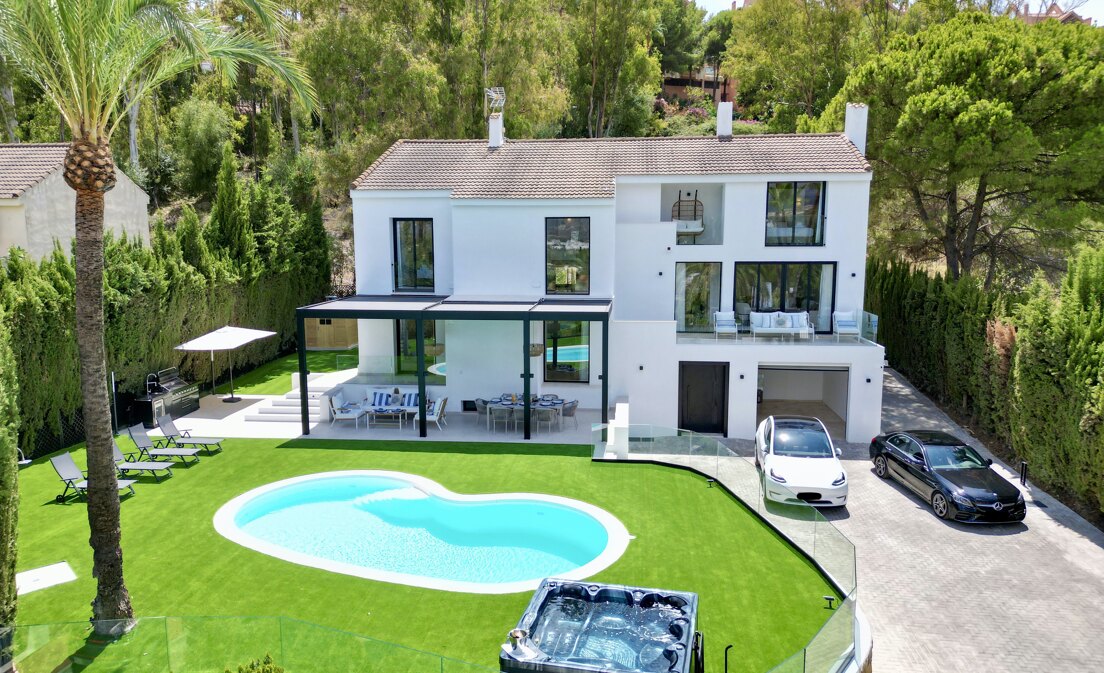 Exquisita villa de 5 dormitorios en suite en Nueva Andalucía disponible para alquiler de larga temporada