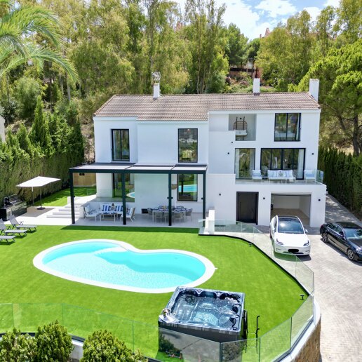 Exquisita villa de 5 dormitorios en suite en Nueva Andalucía disponible para alquiler de larga temporada