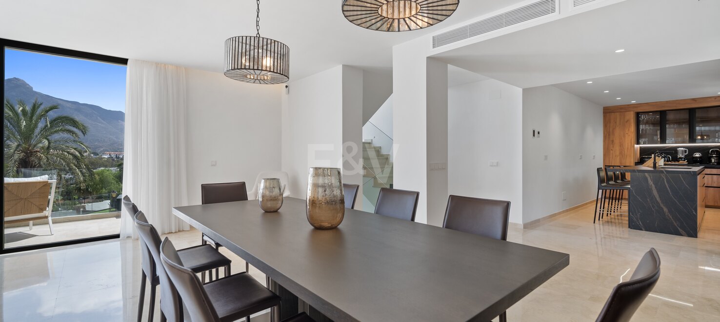 Exquisita villa de 5 dormitorios en suite en Nueva Andalucía disponible para alquiler de larga temporada