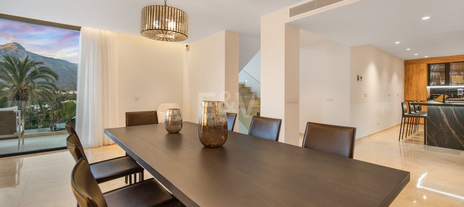 Exquisita villa de 5 dormitorios en suite en Nueva Andalucía disponible para alquiler de larga temporada