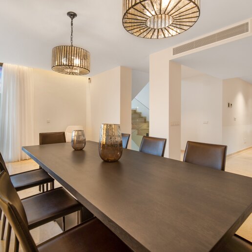Exquisita villa de 5 dormitorios en suite en Nueva Andalucía disponible para alquiler de larga temporada