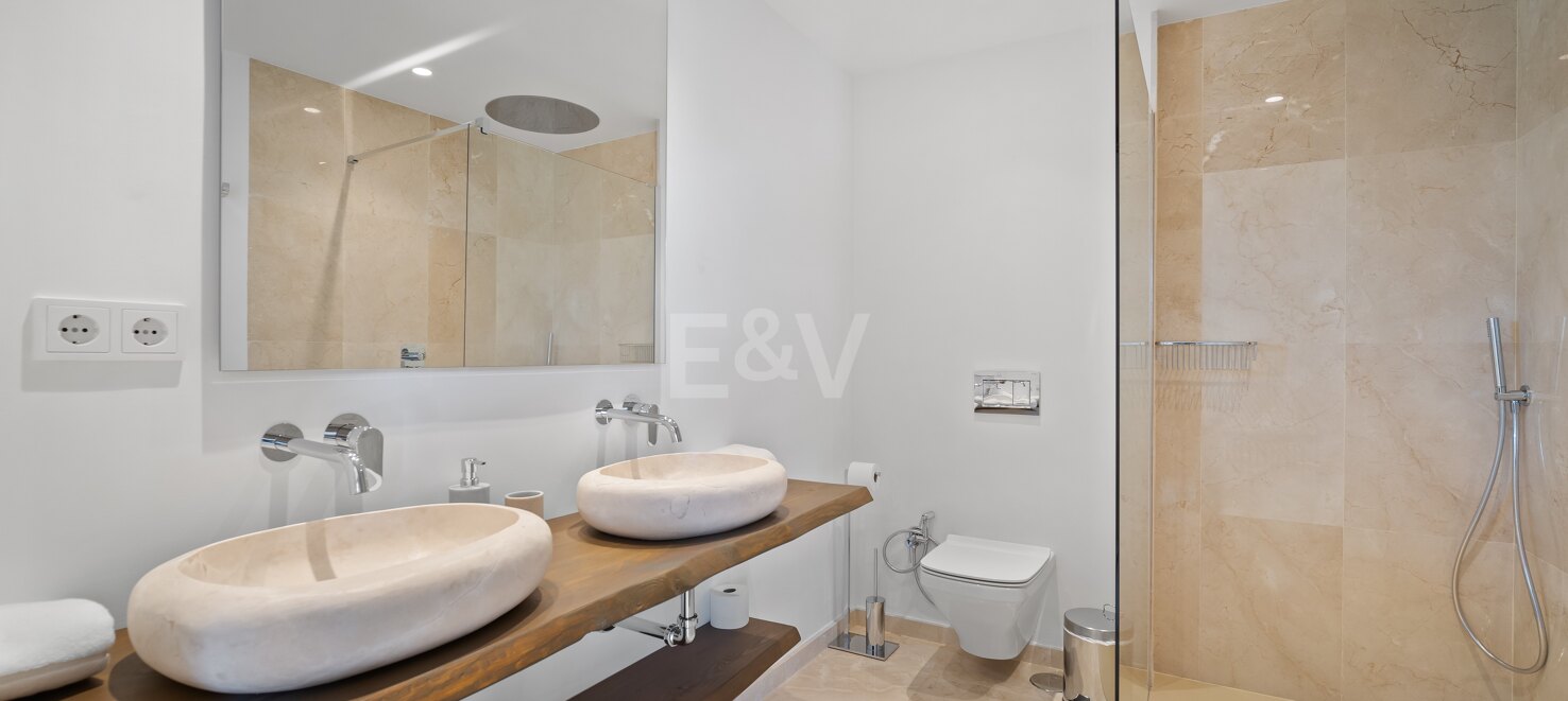 Exquisita villa de 5 dormitorios en suite en Nueva Andalucía disponible para alquiler de larga temporada